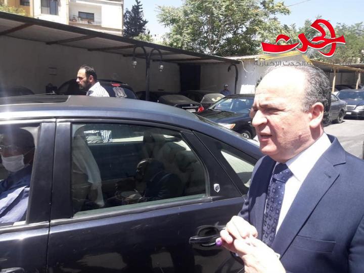 رئيس الوزراء المُقال عماد خميس يصل بسيارته الفارهة للادلاء بصوته بالعملية الانتخابية في المركز الانتخابي بوزارة الاعلام