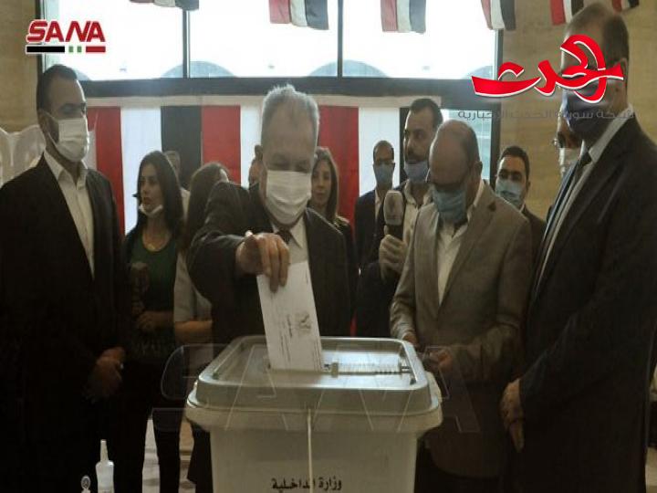 رئيس الحكومة والامين العام المساعد يدلون بأصواتهم في انتخابات مجلس الشعب