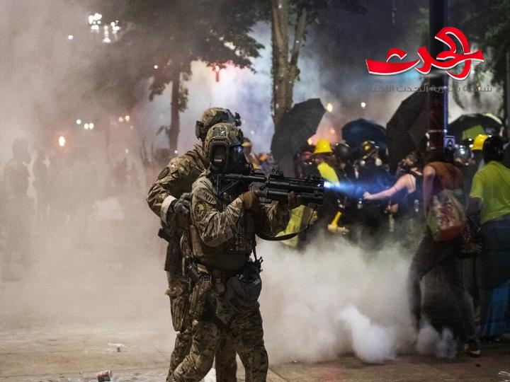 الشرطة الأمريكية تعتدي بالضرب على صحفيين روسيين بعنف وتحطم الكاميرا وهواتفهم النقالة