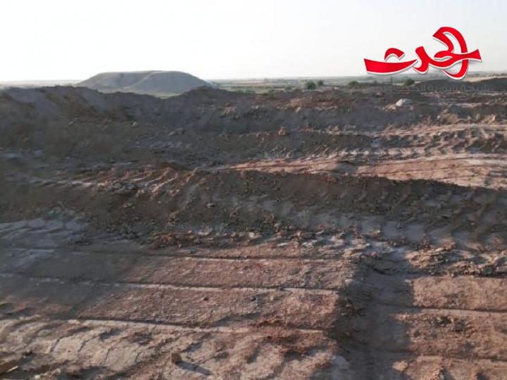 الأتراك ينهبون الآثار في تل أسود في شمال الرقة