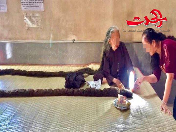 هذه العجوز لم تقص شعرها منذ 64 عاما.. خمن طول شعرها