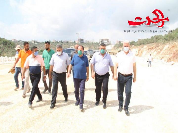 وزير النقل يزور العمال المناوبين على إنجاز المراحل النهائية لمشروع طريق طرطوس – الدريكيش