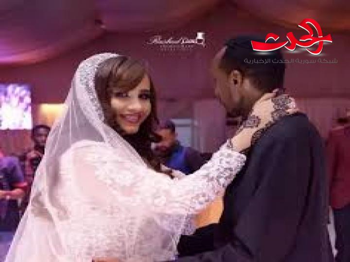 بالفيديو.. سوداني يحمل عروسه فوق الامواج