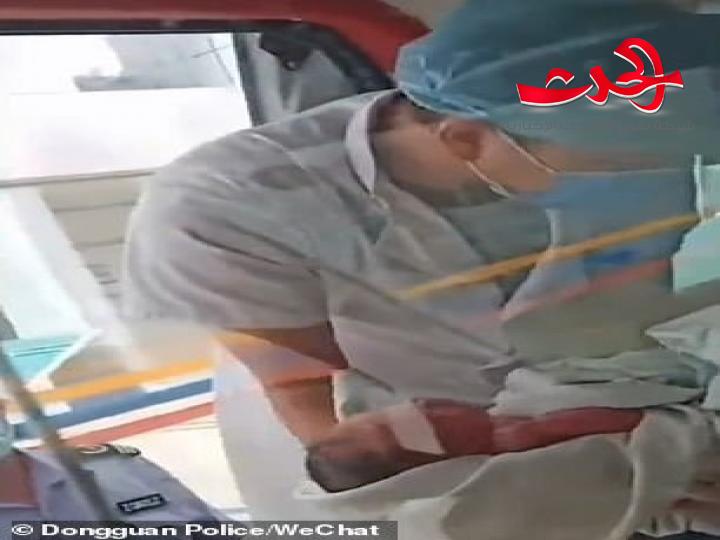 كاميرات تلتقط مقطعا مصورا لأب يلقي ابنته الرضيعة في سلة المهملات!