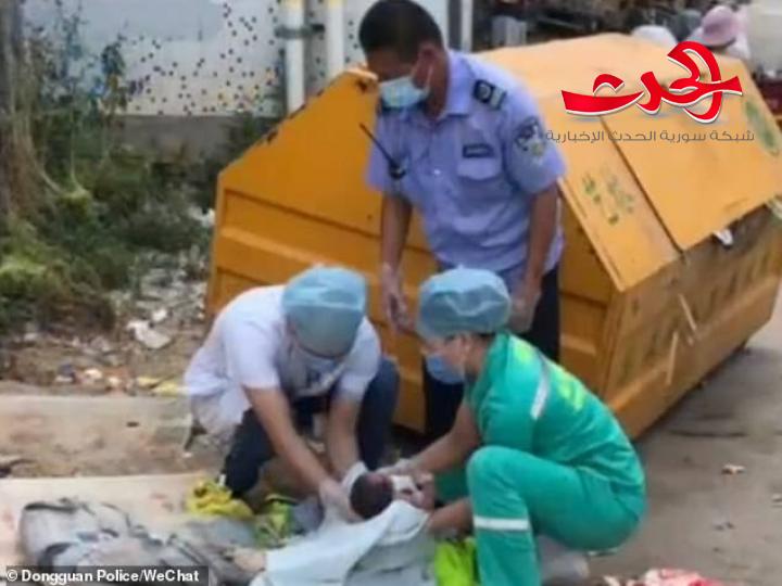 كاميرات تلتقط مقطعا مصورا لأب يلقي ابنته الرضيعة في سلة المهملات!