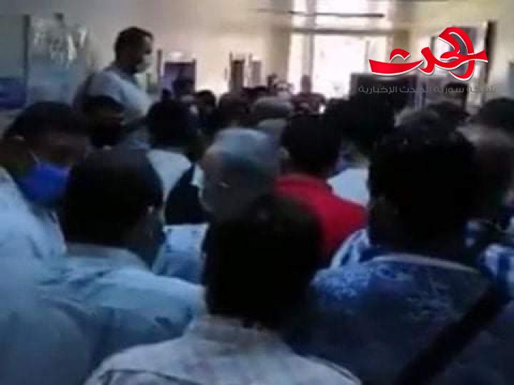 فوضى وازدحام بمركز إجراء المسحات للمسافرين.. فاين انت يا وزارة الصحة؟