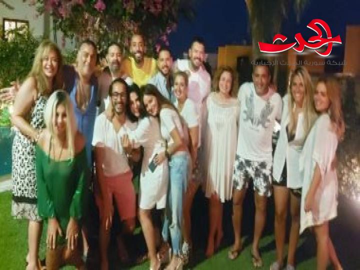 عدد كبير من نجوم مصر في صورة واحدة على الساحل الشمالي