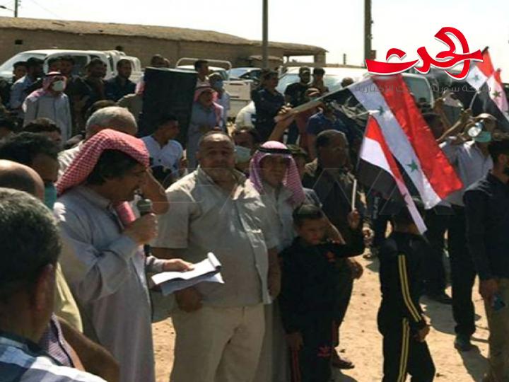 وقفة احتجاجية لأهالي قرية البجارية بريف القامشلي للمطالبة بطرد الاحتلال الأمريكي وتنديداً بالاعتداء على حاجز للجيش