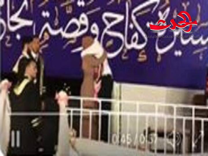 شاب فلسطيني بحصد تأييد مواقع التواصل الاجتماعي.. تحدى الأمن وصعد مع امه للمنصة