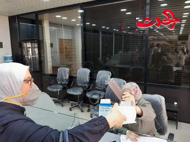 نقابة الصيادلة توزيع الكمامات على عمال الدوائر الخدمية بدرعا
