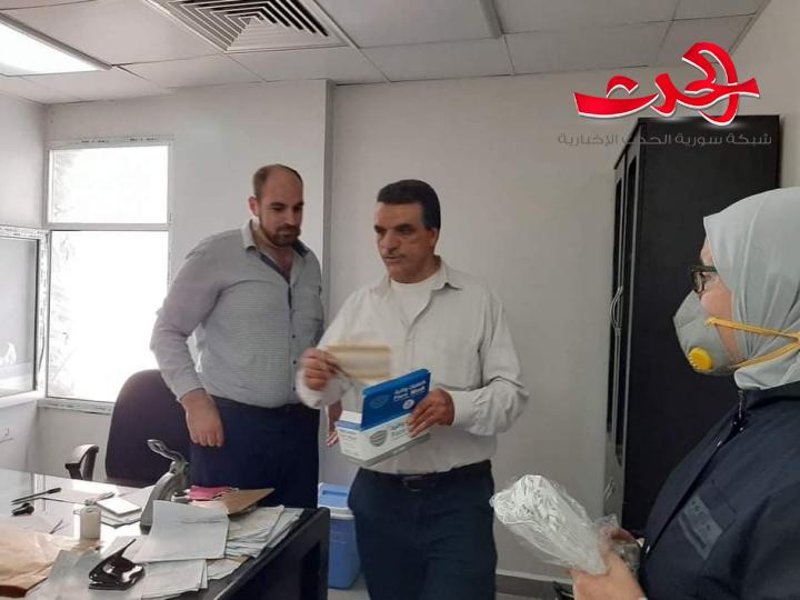 نقابة الصيادلة توزيع الكمامات على عمال الدوائر الخدمية بدرعا