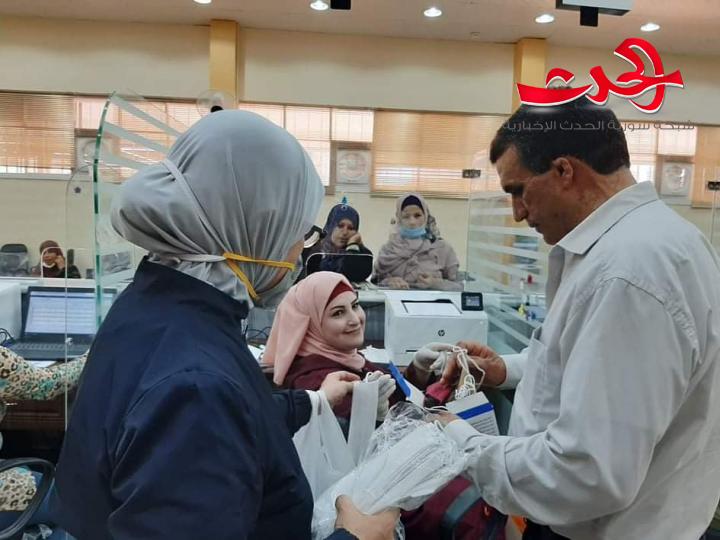 نقابة الصيادلة توزيع الكمامات على عمال الدوائر الخدمية بدرعا