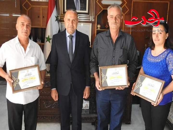 تقديرا لجهودهم في اخماد الحرائق.. محافظ حماة يكرم رئيسي بلديتي عين حلاقيم وحزور والموظفة أنعام رضا