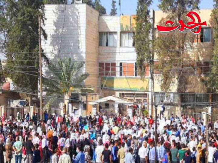 اعتصام الكوادر الإدارية والتدريسية وطلاب المدارس أمام مديرية تربية الحسكة احتجاجاً على ممارسات ميليشيا (قسد) واستيلائها على ا