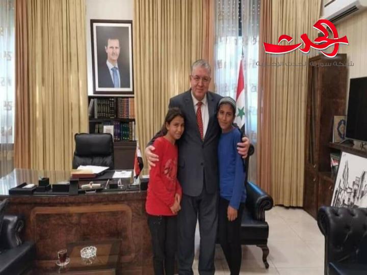 وزير التربية دارم طباع يتبنى الطفلة التي كانت تؤدي واجباتها المدرسية على قارعة الطريق