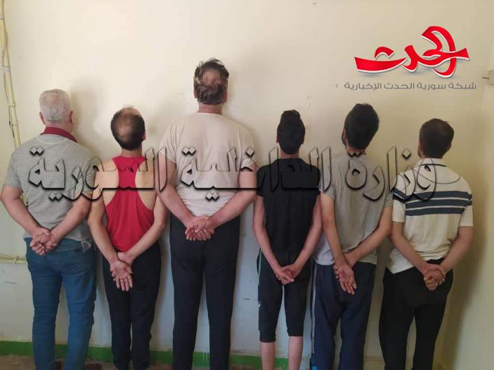 القبض على عصابة قامت بسرقة قطع المكيفات الخارجية من أسطح الأبنية في حي الزهراء بحلب