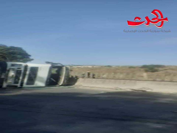 توضيح حول حادث سير انقلاب شاحنة واصطدام عدة مركبات بها على استراد حمص طرطوس قرب تلكلخ