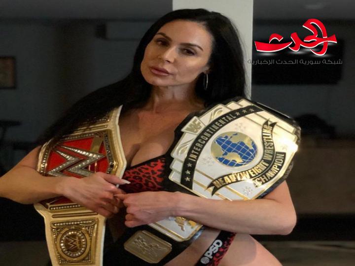 ممثلة أفلام إباحية تعرض خدماتها على مقاتل مع 6 آلاف دولار