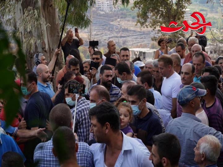 الرئيس الأسد يستمع من أهالي بلدة مشتى الحلو عن حجم الأضرار التي لحقت بهم وبأراضيهم بفعل الحرائق