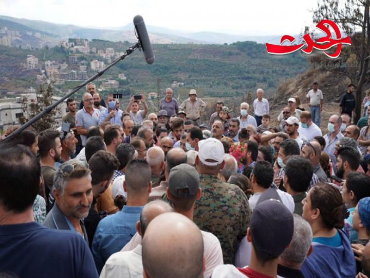 الرئيس الأسد يستمع من أهالي بلدة مشتى الحلو عن حجم الأضرار التي لحقت بهم وبأراضيهم بفعل الحرائق