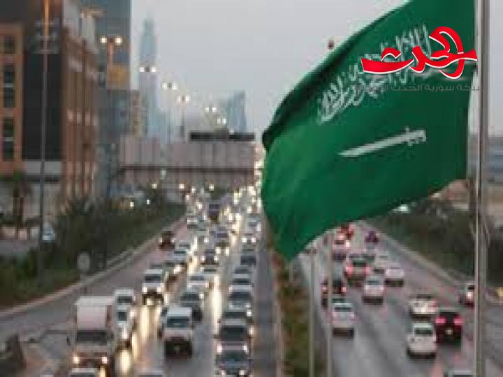 بالفيديو..  متهم سعودي بالفساد يخفي ملايين الريالات بطريقة شيطانية في منزله