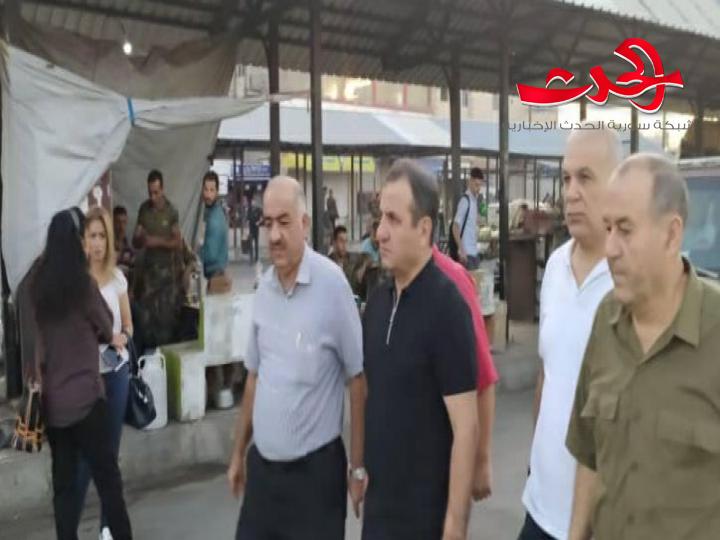 محافظ اللاذقية: معاقبة كل سرفيس متسرب ويوعز باستبدال القائمين على الكراج في جبلة