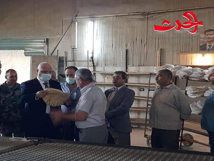 اقالة مدير الفرن الآلي بدرعا  لعدم جودة الخبز بعد جولة للمحافظ