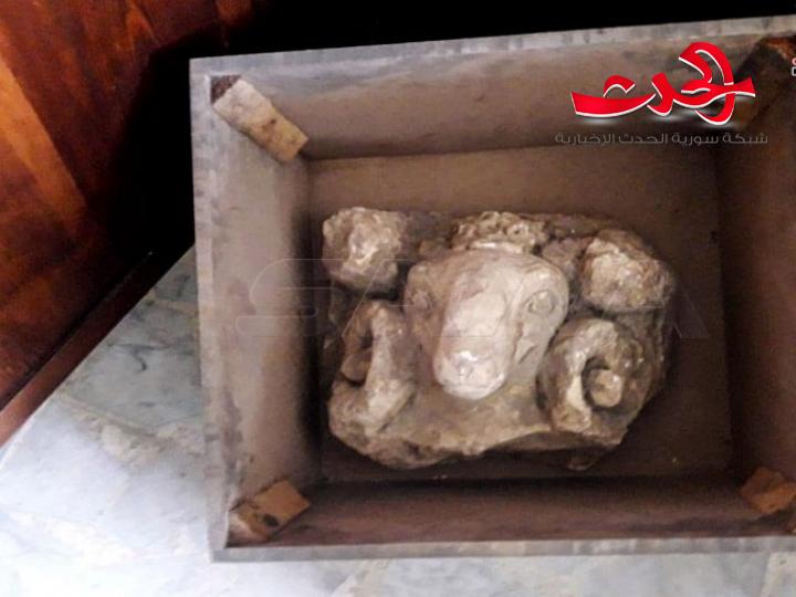  الجهات المختصة تسلم دائرة الآثار بحماة قطعا أثرية من بينها لوحات فسيفسائية
