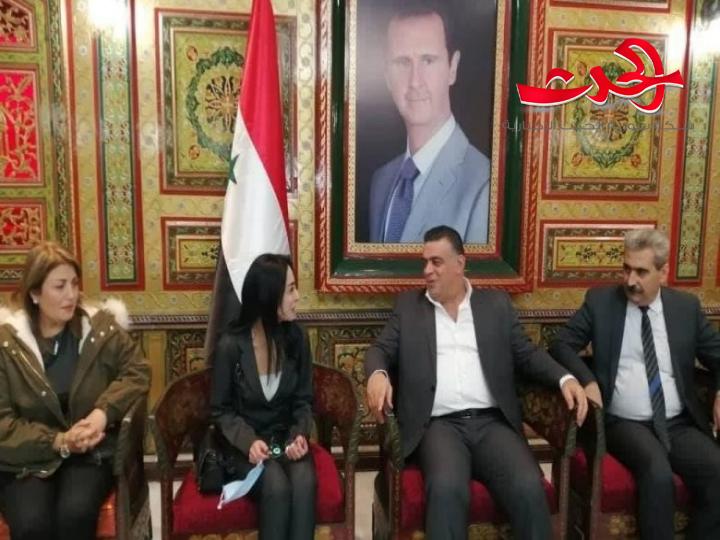 بتوجيه من الر ئيس الاسد.. محافظ طرطوس يكرم المعلمة نغم علي