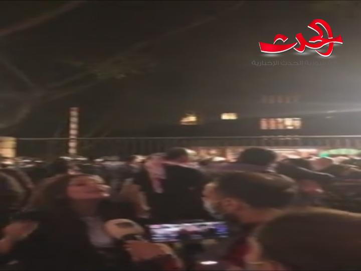محتجون لبنانيون يحاصرون حاكم مصرف لبنان ويصفونه بالسارق