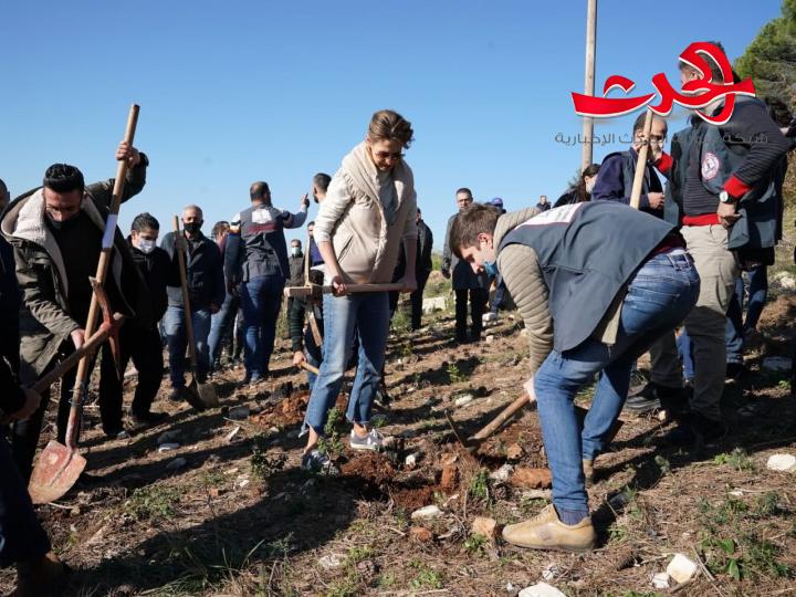 بالصور... الرئيس الاسد والسيدة عقيلته يشاركان الفرق التطوعية في تشجير حرش التفاحة 