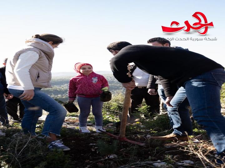 بالصور... الرئيس الاسد والسيدة عقيلته يشاركان الفرق التطوعية في تشجير حرش التفاحة 
