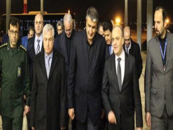 الوفد الحكومي برئاسة خميس يصل إلى طهران لتقديم واجب العزاء