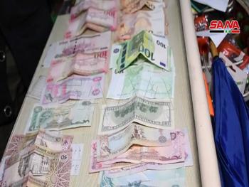 القبض على عدد من الأشخاص يقومون بتصريف العملات الأجنبية وتحويل الأموال دون ترخيص