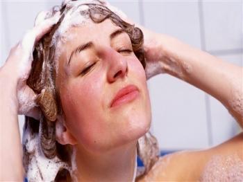 ما أسباب حكة فروة الرأس؟