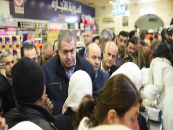 الوزير النداف يجول على عدد من صالات السورية للتجارة للاطلاع على حسن تطبيق عمليات البيع