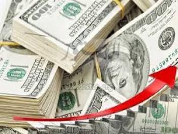 الدولار يرتفع عالميا إلى أعلى مستوى