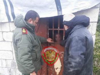 الشرطة تحرر طفل من سجن والده في اللاذقية.. سجنه في زريبة حيوانات