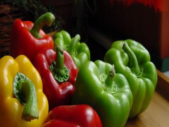 ضفدع في حبة فلفل أخضر قاسية وقشرتها سليمة