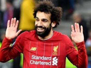 طفل سوري يتلقى هدية من لاعب ليفر بول المصري محمد صلاح
