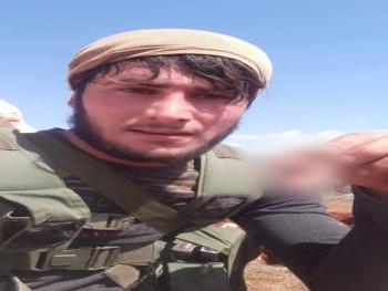 ارهابيو ادلب يمثلون بالشهيد الطيار الذي أُُُسقطت طيارته بالأمس