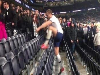 مورينيو يدافع عن لاعبه الذي صعد إلى مدرجات الجمهور