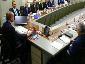 ما سر الدفتر الأسود الذي يحمله اردوغان في اجتماعاته؟