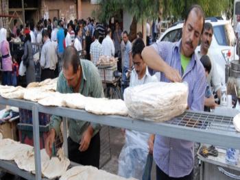 خطة جكومية لتخفيف الازدحام أمام المخابز.. وكورونا زاد الاقبال على شراء الخبز