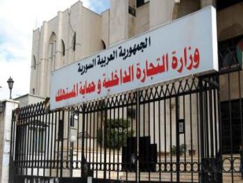 التجارة الداخلية تهدد من يحتكر ويرفع الأسعار بمصادرة البضاعة وبيعها في صالتها 