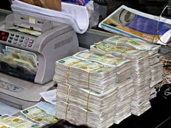 مقترح بصرف راتب شهر للعاملين في الدولة