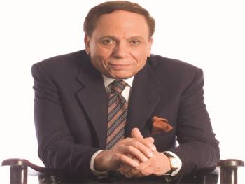 عادل امام ينفي انباء اعتزاله الفن ويؤكد متابعته للشأن العام