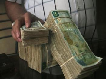 دكتور في كلية الاقتصاد يتوقع انخفاض في الحوالات الخارجية 
