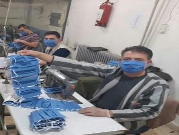 شاهد بالصور... سجناء سجن دمشق المركزي يتصدون لكورونا ويصنعون الكمامات