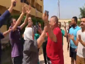 بالفيديو.. مدير مشفى مصري يحتفل مع متعافين من الكورونا والحكومة المصرية تقيله